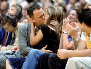Hanks-Wilson-LakersGameKiss051204-jpg_201843